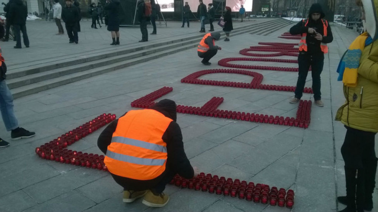 На Майдане зажигают сотни свечей для выр…