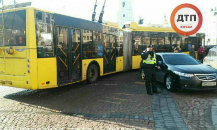 Як у Києві пасажири тролейбуса жорстко п…