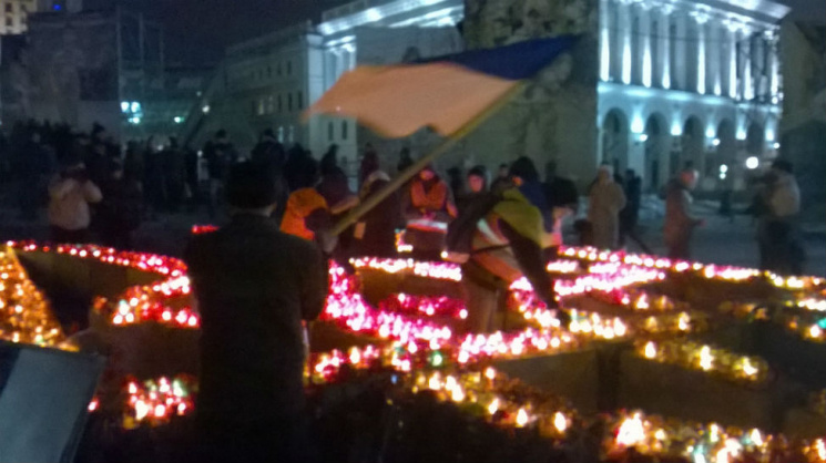 Лампадковий мітинг: На Майдані люди запа…