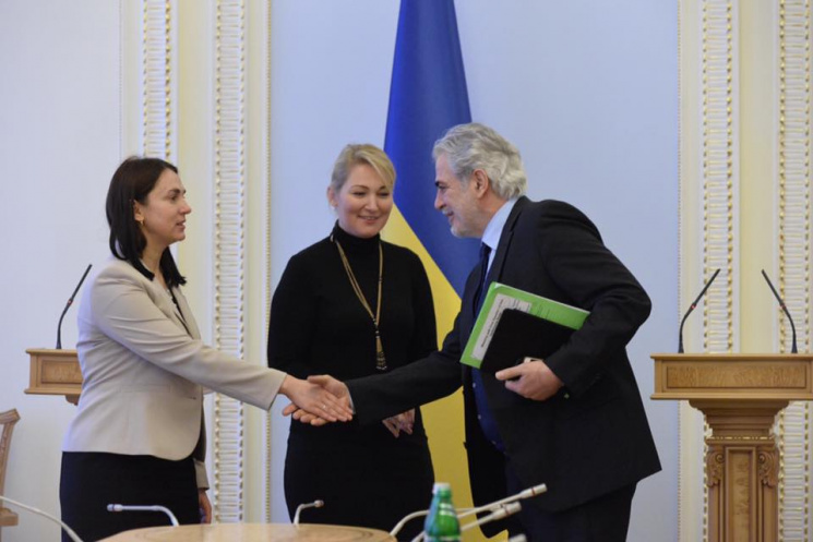 Україна просить в ЄС допомоги у переобла…