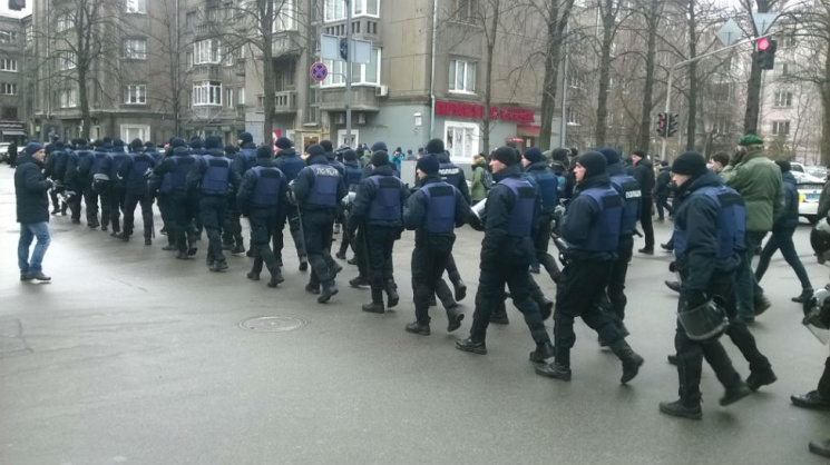 Центр Києва оточили тисячі правоохоронці…