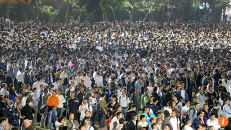 Полицейские Гонконга вышли на массовый м…