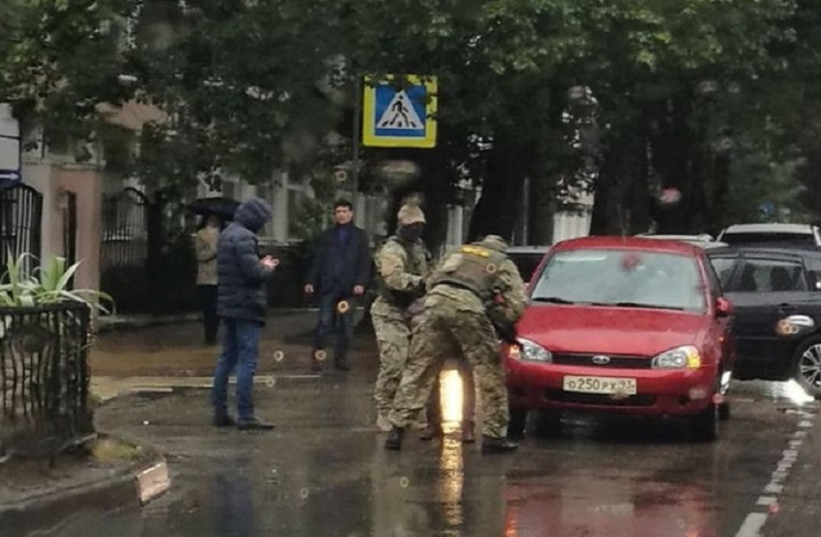 На Росії працівники ФСБ зі стріляниною п…