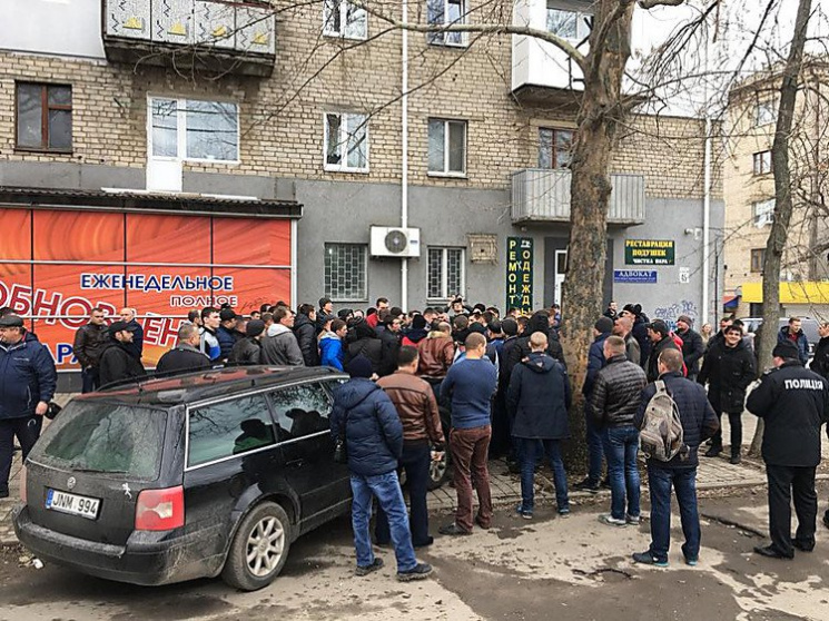 Миколаївські таксисти влаштували протест…