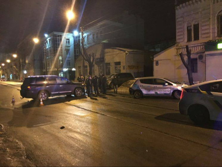 В Харькове внедорожник влетел в автомоби…