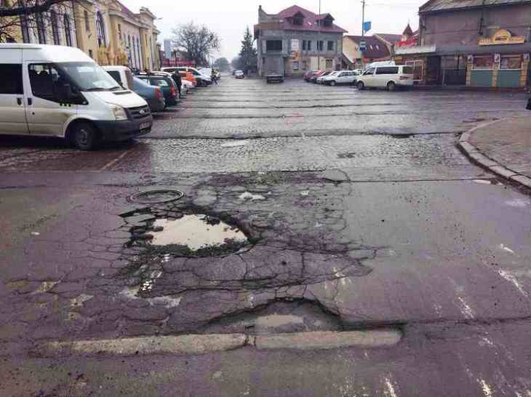 Москаль "пофотькав" розбиті вулиці Мукач…