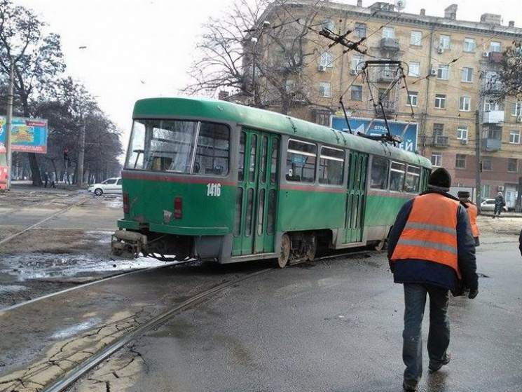 У центрі Дніпра "рятували" трамвай: Піль…