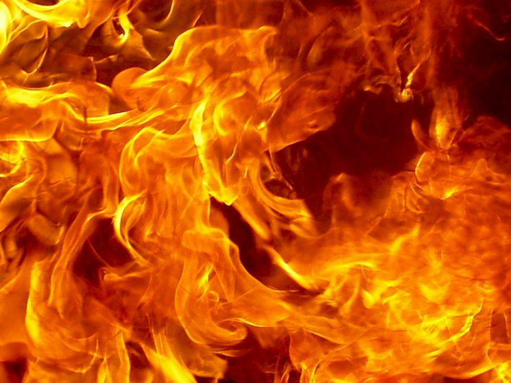 На Харківщині чоловік витягнув з палаючо…