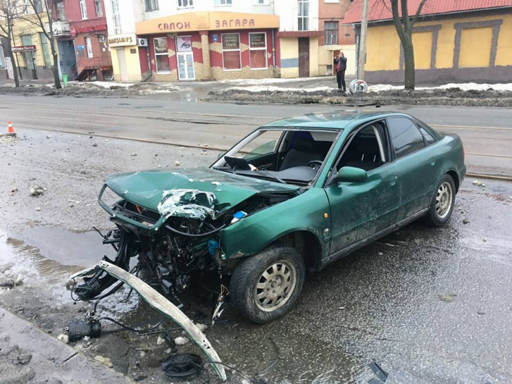 В Харькове водитель снес столб и разбил…