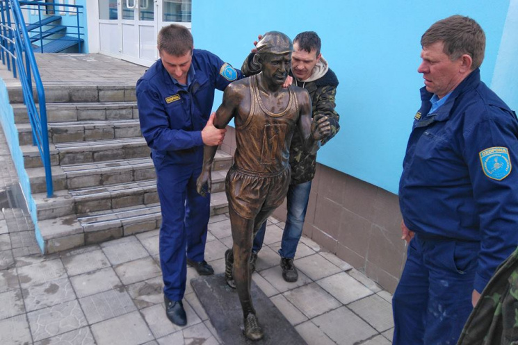 Памятник Владимиру Голубничому забрали и…