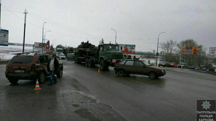 В Харькове колонна военной техники попал…