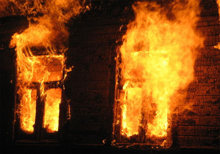 Огонь продолжает уничтожать дома харьков…