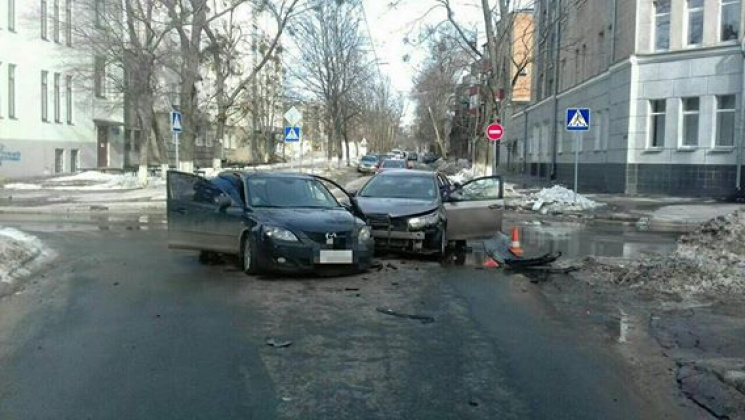 В центре Харькова две иномарки не подели…