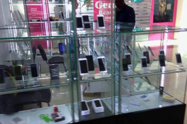 В Виннице торговали контрабандными iPhon…
