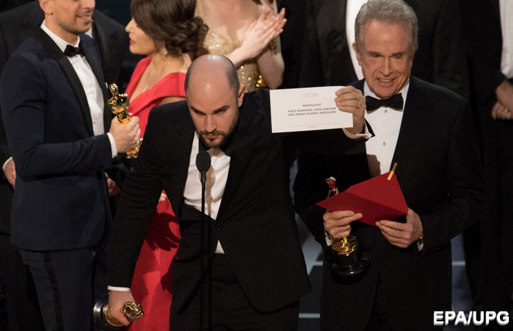 Видео дня: Скандал на вручении "Оскара"…