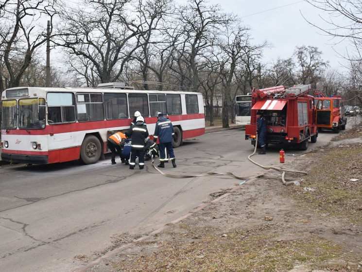 У Миколаєві загорівся тролейбус…