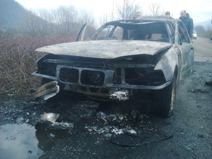 На Іршавщині авто загорілось на ходу, во…