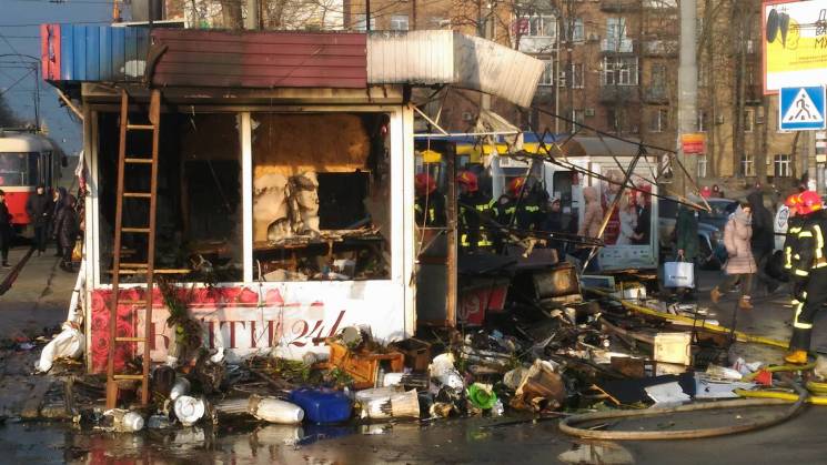 В Киеве сожгли цветочный киоск (ФОТО)…