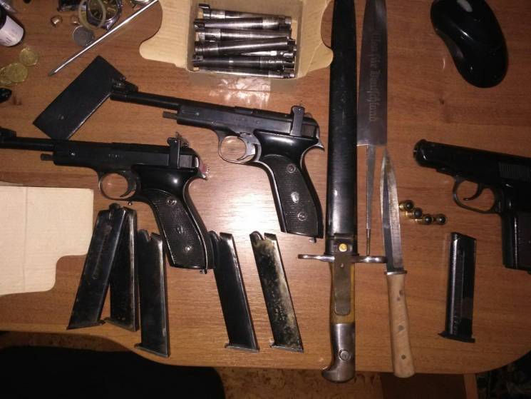 В Черниговской области разоблачили полицейского, который наладил нелегальный сбыт оружия В Черниговской области разоблачили полицейского, который наладил нелегальный сбыт оружия
