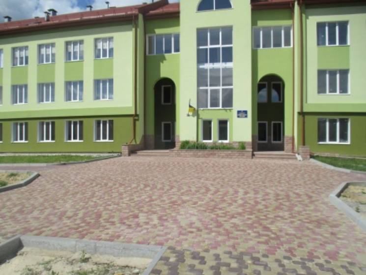 На Тернопільщині відкрили школу-довгобуд…