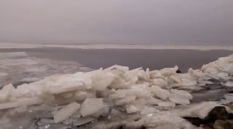 На Каховському "морі" почався льодохід,…