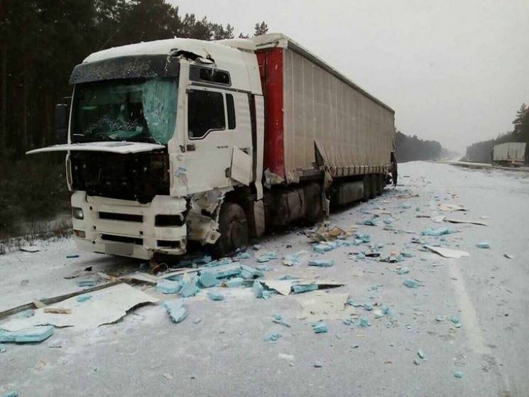 На трасі під Полтавою зіткнулись дві ван…