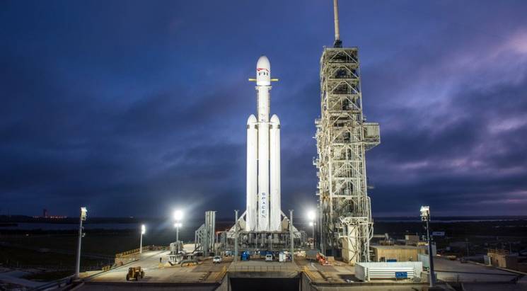 SpaceX запускает в космос Falcon Heavy (…