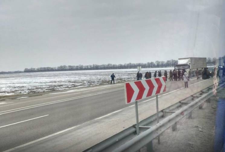 На Полтавщині екс-силовики перекрили авт…