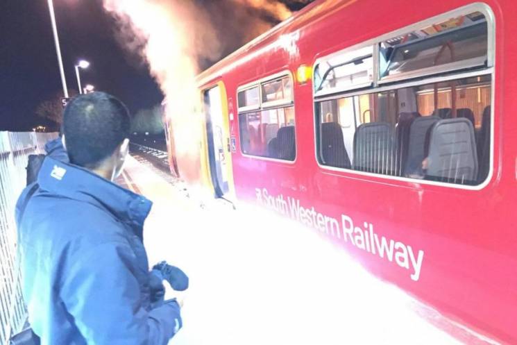 В Лондоне загорелся поезд с сотнями пасс…