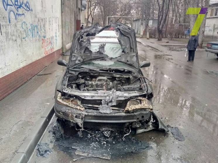 В Одесі згоріла автівка на євробляхах (Ф…