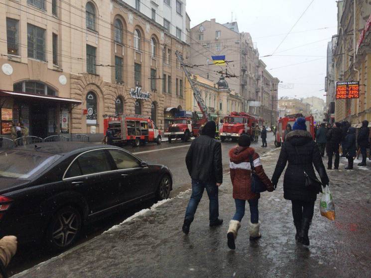 В центре Харькова горит здание со знамен…