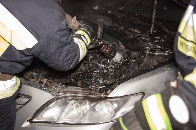 В Днипре факелом подожгли автомобиль (ФО…