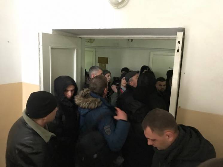Суд по "делу Труханова": Под судом собра…