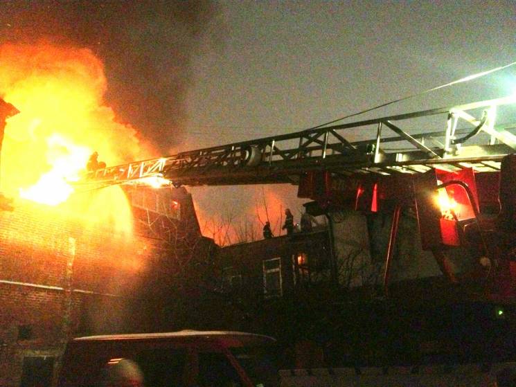 У Харкові з палаючої будівлі евакуювали…