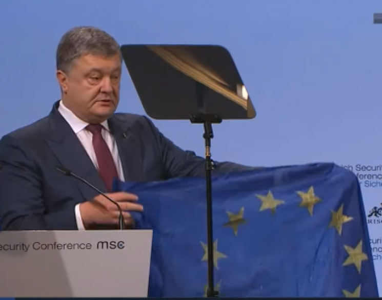 У Мюнхені Порошенко розгорнув прапор ЄС,…