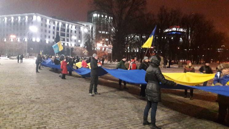 По центру Харькова пронесли огромный фла…