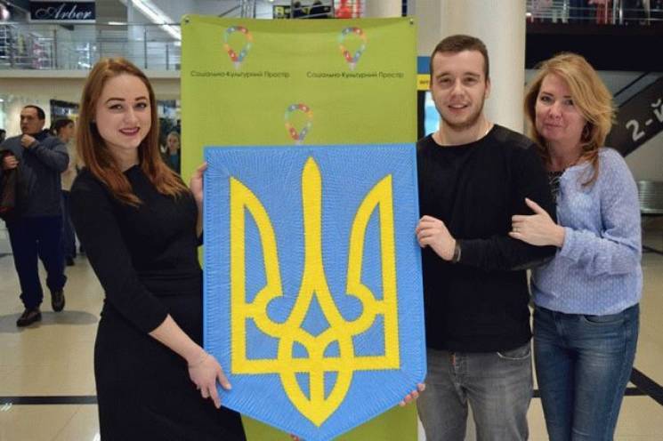 Півтори сотні вінничан вишивали герб Укр…