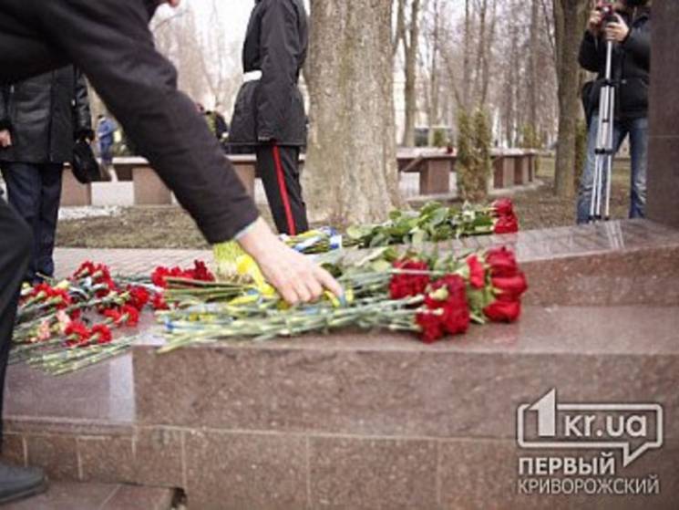 На параді в Кривому Розі нацгвардійці маршували з радянськими прапорами