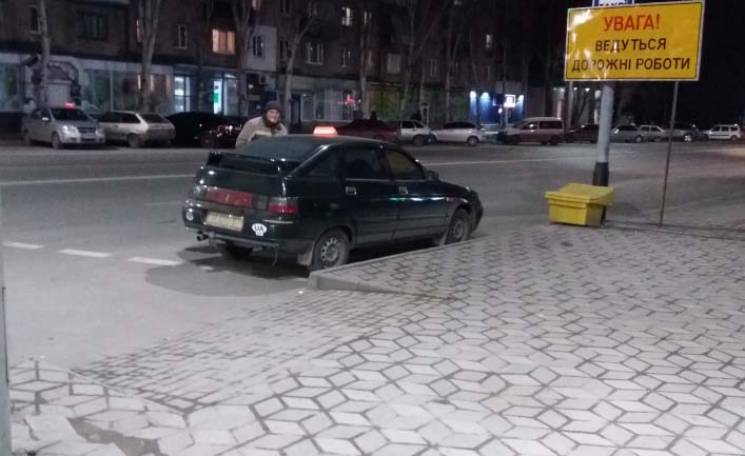 У Мелітополі таксист припаркувався на пі…