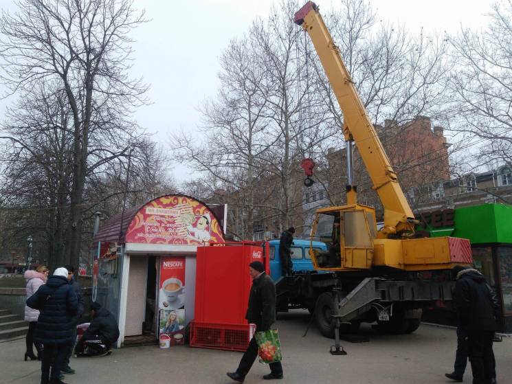 У центрі Миколаєва демонтують нелегальні…