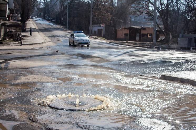 В центре Днипра улицу затопило канализац…