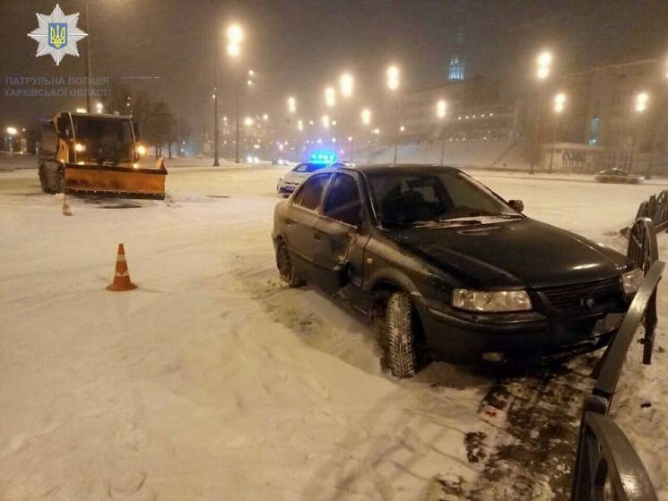 В центре Харькова снегоуборочное авто "п…