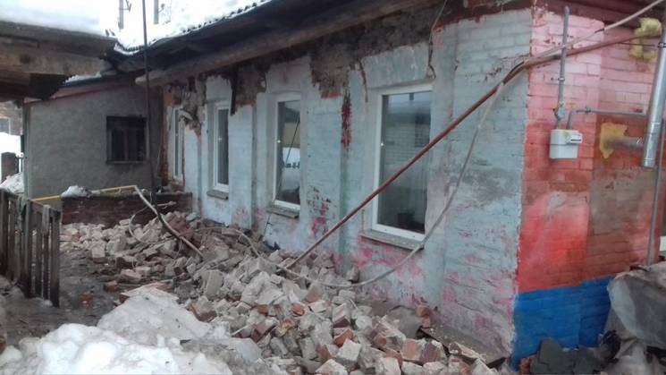 Под Харьковом снег повредил крышу дома 1…