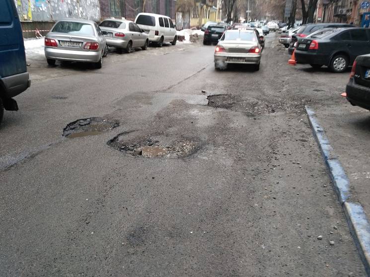 В центре Днипра улица из-за ямы преврати…