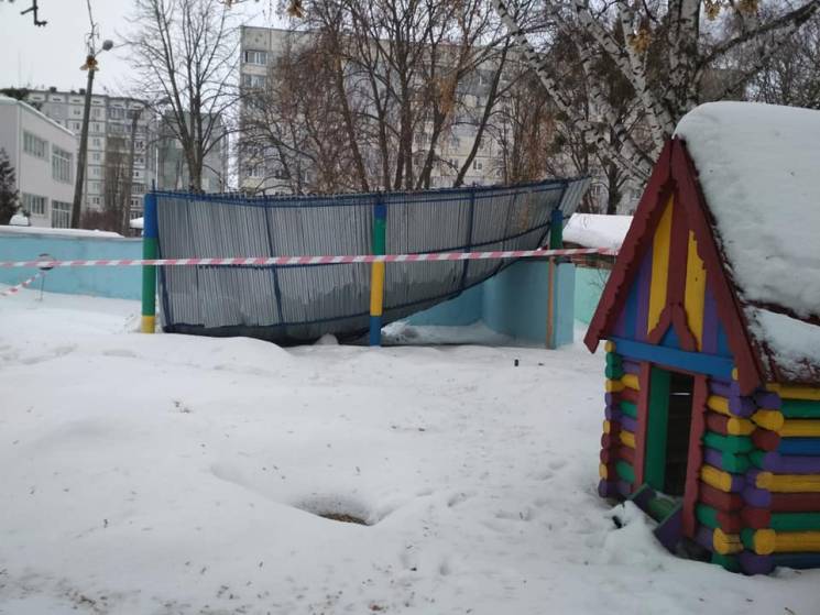 На Харьковщине под тяжестью снега упал н…