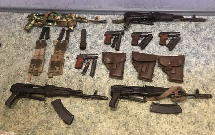 На Житомирщині затримали продавців зброї…