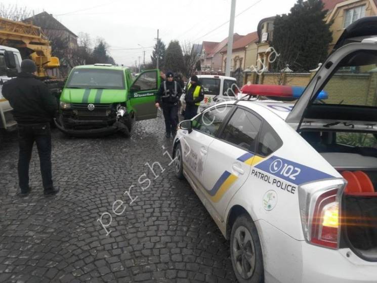 У Мукачеві зіткнулися автомобілі інкасат…