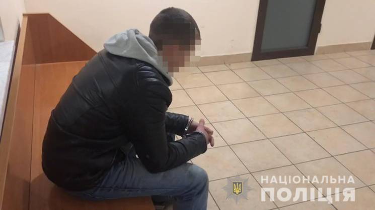 На узбережжі молодик пограбував двох оде…