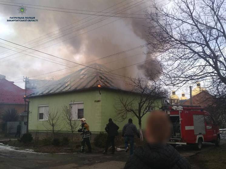 Полиция эвакуировала людей на пожаре в М…