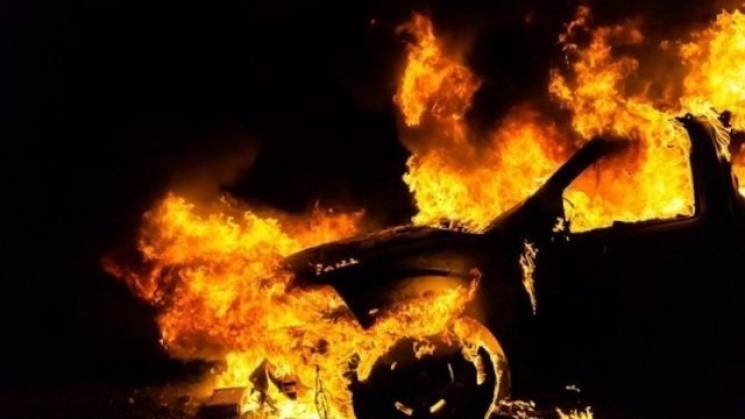 На Берегівщині вогонь знищив автомобіль…